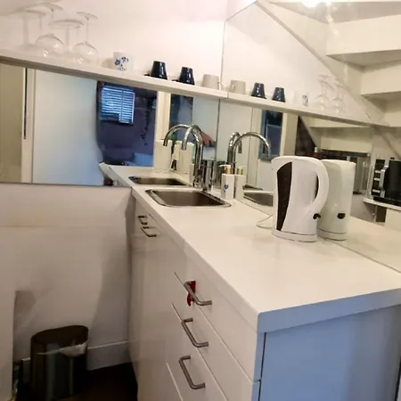 Lovely 1 Bedroom With Garden No Smoking アパート *