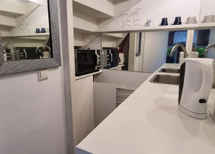 Lovely 1 Bedroom With Garden No Smoking 아파트