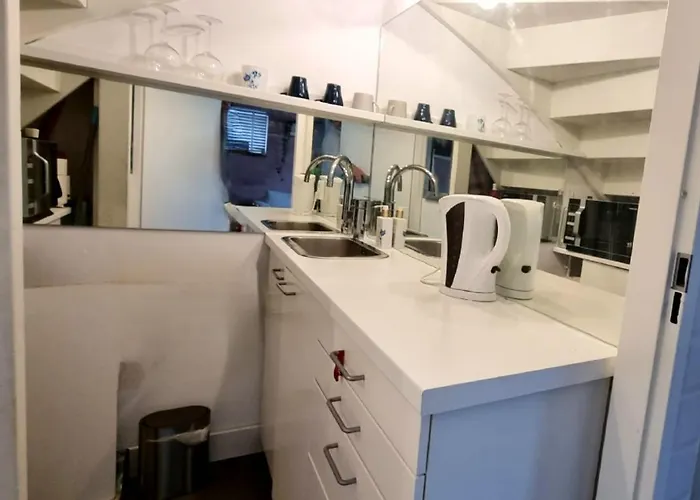 Lovely 1 Bedroom With Garden No Smoking 아파트 *